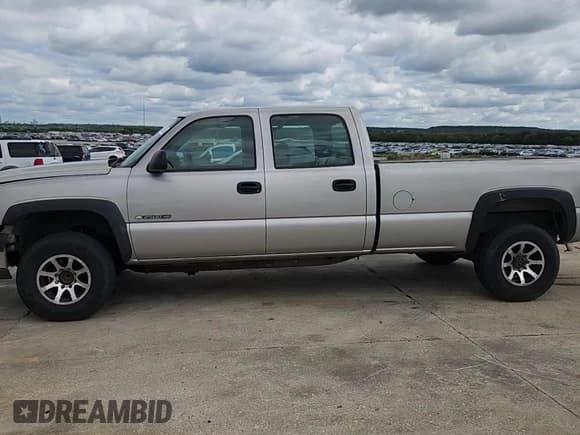 ✅ 2006 Chevrolet Silverado 2500HD Work Truck • VIN: 1GCHC23U66F225095 • Лот: 81761925. Опубликован ранее на Copart с пробегом 355 706 миль. Бесплатный доступ к архиву аукционных продаж из США и подробный отчёт об истории автомобиля на DreamBid. Изображение 13.
