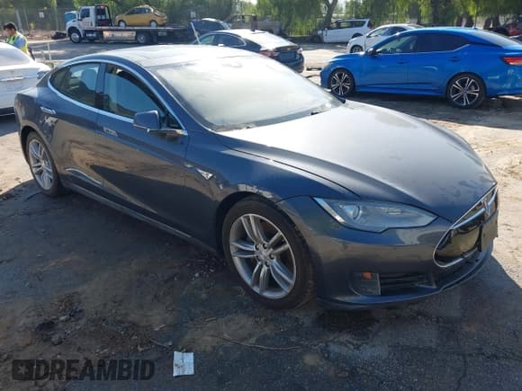 ✅ 2016 Tesla Model S 70 • VIN: 5YJSA1E19GF131727 • Lot: 43716123. Wystawiony na IAAI z przebiegiem 139 459 mil. Bezpłatny archiwum sprzedaży aukcyjnych z USA i szczegółowy raport historii pojazdu na DreamBid. Zdjęcie 1.