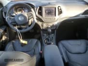 ✅ 2023 Jeep Cherokee Altitude Lux • VIN: 1C4PJMMB0PD103520 • Lot: 87125115. Wystawiony na Copart z przebiegiem 9 528 mil. Bezpłatny archiwum sprzedaży aukcyjnych z USA i szczegółowy raport historii pojazdu na DreamBid. Zdjęcie 8.