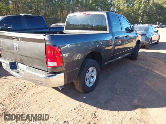 2024 Ram 1500 SLT z VIN 1C6RR6GG3RS128566, wystawiony jako IAAI lot #43605003 z przebiegiem 47 799 mil mil oraz . Historia ofert i sprzedaży dostępna na DreamBid. Obrazek 4.