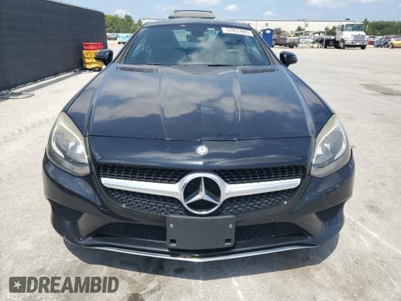 ✅ 2017 Mercedes-Benz SLC 300 • VIN: WDDPK3JA2HF140714 • Lot: 57855965. Wystawiony na Copart z przebiegiem 89 694 mil. Bezpłatny archiwum sprzedaży aukcyjnych z USA i szczegółowy raport historii pojazdu na DreamBid. Zdjęcie 5.