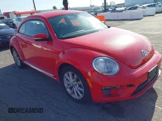 ✅ 2018 Volkswagen Beetle S • VIN: 3VWFD7AT8JM702207 • Lot: 43775064. Wystawiony na IAAI z przebiegiem 51 770 mil. Bezpłatny archiwum sprzedaży aukcyjnych z USA i szczegółowy raport historii pojazdu na DreamBid. Zdjęcie 1.