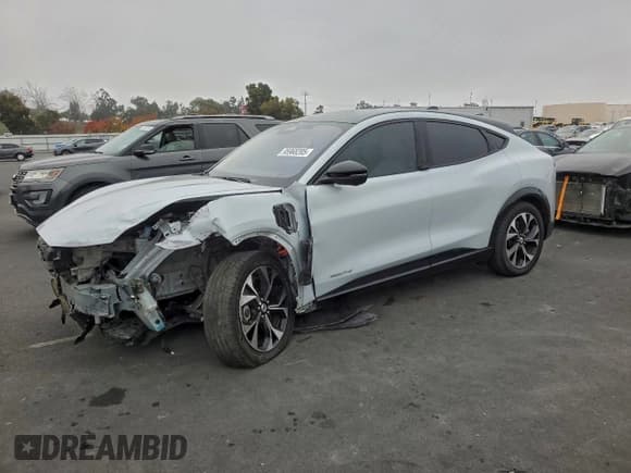 ✅ 2023 Ford Mustang Mach-E Premium • VIN: 3FMTK3RM0PMA39768 • Лот: 95968205. Опубликован ранее на Copart с пробегом 52 182 миль. Бесплатный доступ к архиву аукционных продаж из США и подробный отчёт об истории автомобиля на DreamBid. Изображение 1.