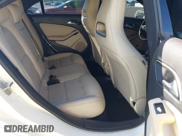 ✅ 2015 Mercedes-Benz CLA 250 • VIN: WDDSJ4EB4FN226941 • Lot: 43708611. Wystawiony na IAAI z przebiegiem 136 256 mil. Bezpłatny archiwum sprzedaży aukcyjnych z USA i szczegółowy raport historii pojazdu na DreamBid. Zdjęcie 8.