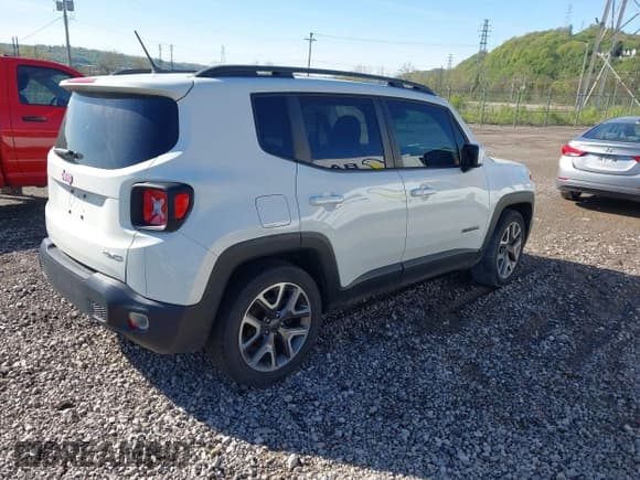 ✅ 2017 Jeep Renegade Latitude • VIN: ZACCJABB7HPF29689 • Lot: 42137977. Listed on IAAI with 101,992 mi. Free auction sales archive from the USA and detailed vehicle history report at DreamBid. Image 4.