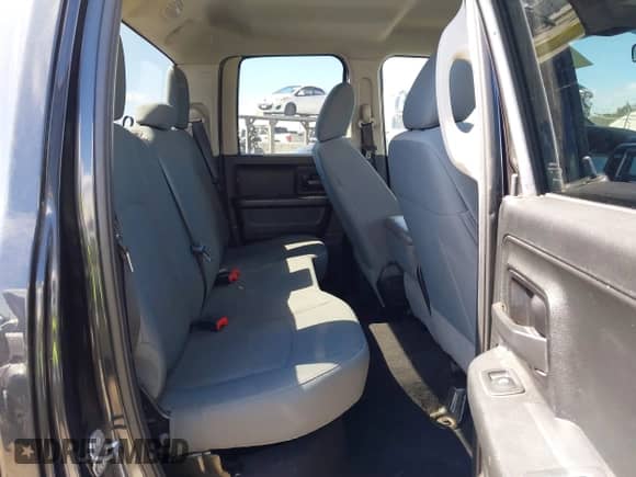 2018 Ram 1500 Tradesman z VIN 1C6RR6FTXJS182966, wystawiony jako IAAI lot #41744144 z przebiegiem 60 714 mil mil oraz . Historia ofert i sprzedaży dostępna na DreamBid. Obrazek 8.