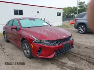 ✅ 2023 Kia K5 LXS • VIN: 5XXG14J27PG222174 • Lot: 42955938. Wystawiony na IAAI z przebiegiem 64 151 mil. Bezpłatny archiwum sprzedaży aukcyjnych z USA i szczegółowy raport historii pojazdu na DreamBid. Zdjęcie 1.