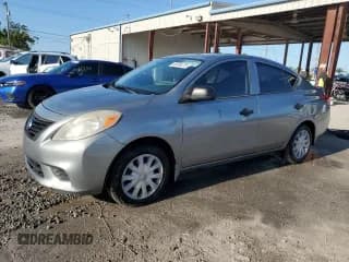 ✅ 2013 Nissan Versa S Plus • VIN: 3N1CN7AP9DL872353 • Lot: 69286275. Wystawiony na Copart z przebiegiem 120 355 mil. Bezpłatny archiwum sprzedaży aukcyjnych z USA i szczegółowy raport historii pojazdu na DreamBid. Zdjęcie 1.