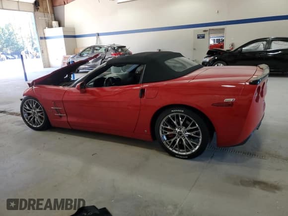 ✅ 2006 Chevrolet Corvette • VIN: 1G1YY36U365112206 • Lot: 82579585. Wystawiony na Copart z przebiegiem 77 541 mil. Bezpłatny archiwum sprzedaży aukcyjnych z USA i szczegółowy raport historii pojazdu na DreamBid. Zdjęcie 2.