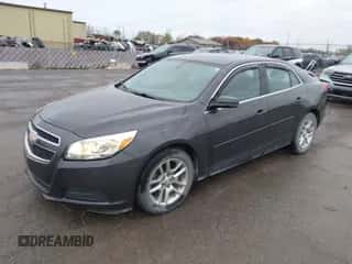 2013 Chevrolet Malibu LT z VIN 1G11C5SA6DF133873, wystawiony jako IAAI lot #43519043 z przebiegiem 124 213 mil mil oraz . Historia ofert i sprzedaży dostępna na DreamBid. Obrazek 2.