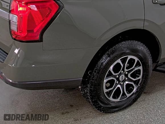 ✅ 2024 Ford Expedition XLT • VIN: 1FMJU1J86REA72349 • Lot: 43944786. Wystawiony na IAAI z przebiegiem 54 528 mil. Bezpłatny archiwum sprzedaży aukcyjnych z USA i szczegółowy raport historii pojazdu na DreamBid. Zdjęcie 37.