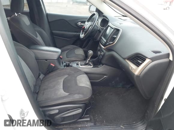 ✅ 2014 Jeep Cherokee Latitude • VIN: 1C4PJLCS5EW321191 • Lot: 43887992. Wystawiony na IAAI z przebiegiem 207 825 mil. Bezpłatny archiwum sprzedaży aukcyjnych z USA i szczegółowy raport historii pojazdu na DreamBid. Zdjęcie 5.