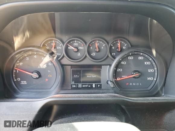 ✅ 2019 Chevrolet Silverado 1500 Custom • VIN: 3GCPYBEHXKG307353 • Lot: 70250425. Wystawiony na Copart z przebiegiem 42 137 mil. Bezpłatny archiwum sprzedaży aukcyjnych z USA i szczegółowy raport historii pojazdu na DreamBid. Zdjęcie 9.