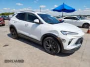 ✅ 2024 Buick Encore GX Sport Touring • VIN: KL4AMDSL1RB165445 • Лот: 81848115. Опубликован ранее на Copart с пробегом 34 208 миль. Бесплатный доступ к архиву аукционных продаж из США и подробный отчёт об истории автомобиля на DreamBid. Изображение 4.