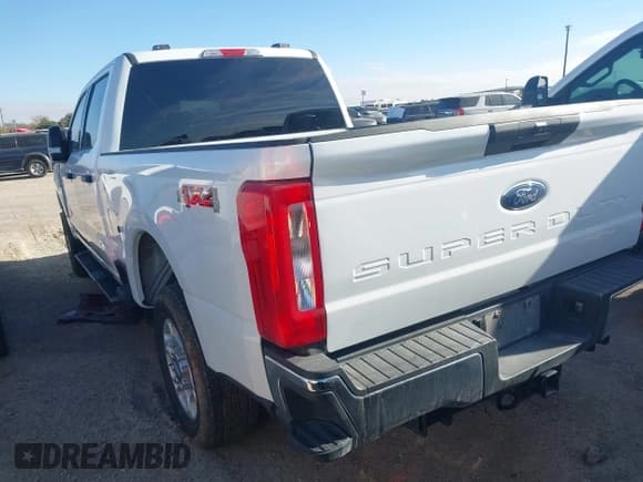 ✅ 2025 Ford F-250 XLT • VIN: 1FT7W2BTXSEC52683 • Lot: 43706385. Wystawiony na IAAI z przebiegiem 17 677 mil. Bezpłatny archiwum sprzedaży aukcyjnych z USA i szczegółowy raport historii pojazdu na DreamBid. Zdjęcie 3.