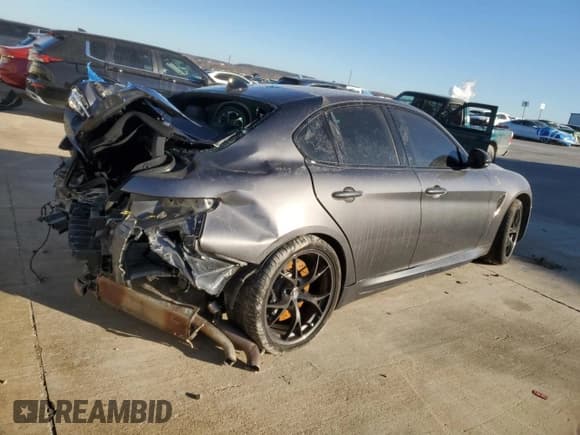 ✅ 2021 Alfa Romeo Giulia Quadrifoglio • VIN: ZARFAMEV2M7646078 • Lot: 82237543. Wystawiony na Copart z przebiegiem Nie podano. Bezpłatny archiwum sprzedaży aukcyjnych z USA i szczegółowy raport historii pojazdu na DreamBid. Zdjęcie 3.