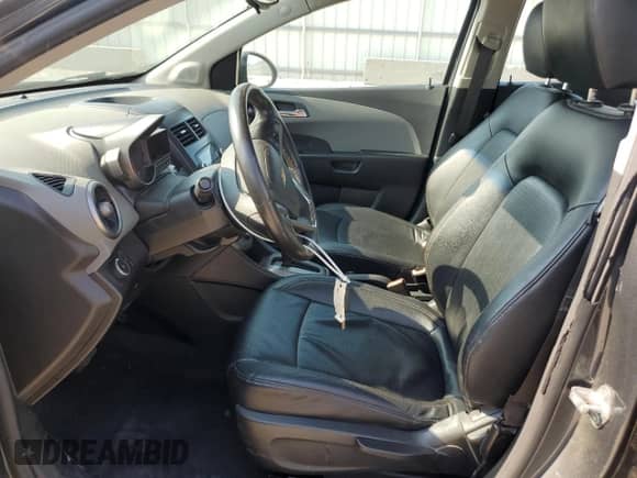 2012 Chevrolet Sonic LTZ z VIN 1G1JE5SB9C4203167, wystawiony jako Copart lot #60261265 z przebiegiem 98 744 mil mil oraz Czysty tytuł • Clean title. Historia ofert i sprzedaży dostępna na DreamBid. Obrazek 7.