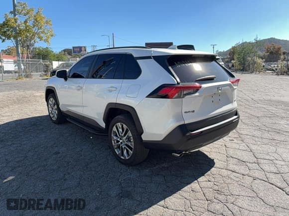 ✅ 2023 Toyota RAV4 XLE Premium • VIN: 2T3A1RFV7PW358517 • Lot: 91669915. Wystawiony na Copart z przebiegiem 38 810 mil. Bezpłatny archiwum sprzedaży aukcyjnych z USA i szczegółowy raport historii pojazdu na DreamBid. Zdjęcie 3.