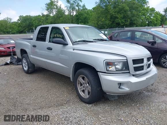 2008 Dodge Dakota SXT z VIN 1D7HW38K98S594036, wystawiony jako IAAI lot #42418267 z przebiegiem 77 135 mil mil oraz . Historia ofert i sprzedaży dostępna na DreamBid. Obrazek 1.
