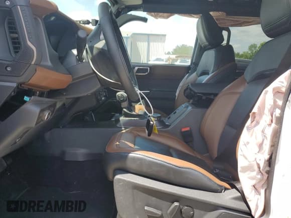 ✅ 2024 Ford Bronco Outer Banks • VIN: 1FMDE8BH6RLB02611 • Лот: 55033275. Опубликован ранее на Copart с пробегом 8 590 миль. Бесплатный доступ к архиву аукционных продаж из США и подробный отчёт об истории автомобиля на DreamBid. Изображение 7.