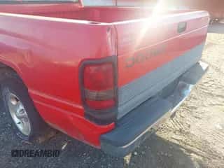 1998 Dodge 1500 z VIN 1B7HC13Y4WJ117830, wystawiony jako IAAI lot #43592389 z przebiegiem 126 727 mil mil oraz . Historia ofert i sprzedaży dostępna na DreamBid. Obrazek 6.