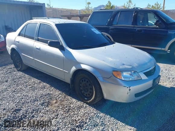 ✅ 2001 Mazda Protege LX • VIN: JM1BJ226910401437 • Lot: 43548017. Wystawiony na IAAI z przebiegiem 236 866 mil. Bezpłatny archiwum sprzedaży aukcyjnych z USA i szczegółowy raport historii pojazdu na DreamBid. Zdjęcie 1.