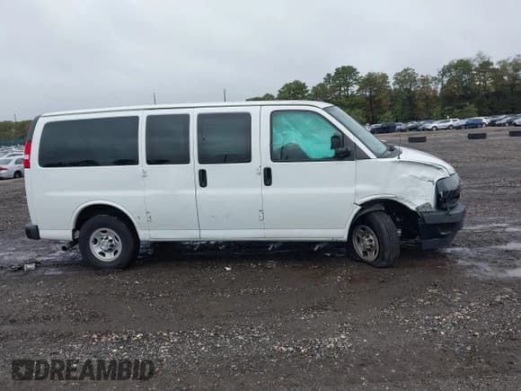 ✅ 2020 Chevrolet Express Passenger • VIN: 1GAWGEFP0L1259618 • Lot: 43414883. Wystawiony na IAAI z przebiegiem 12 061 mil. Bezpłatny archiwum sprzedaży aukcyjnych z USA i szczegółowy raport historii pojazdu na DreamBid. Zdjęcie 13.
