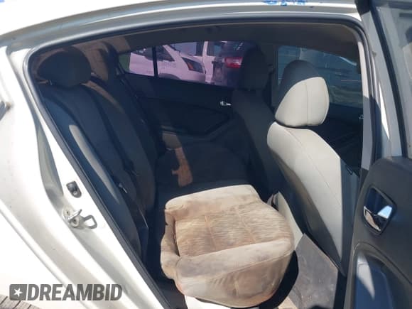 ✅ 2015 Kia Forte LX • VIN: KNAFK4A60F5275729 • Lot: 43709990. Wystawiony na IAAI z przebiegiem 147 640 mil. Bezpłatny archiwum sprzedaży aukcyjnych z USA i szczegółowy raport historii pojazdu na DreamBid. Zdjęcie 8.