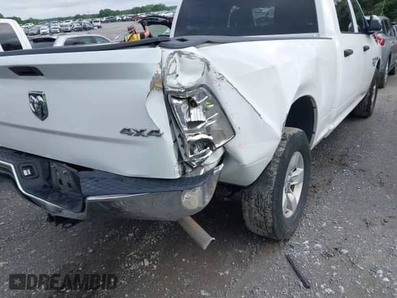 2023 Ram 1500 SLT z VIN 1C6RR7TT1PS565228, wystawiony jako IAAI lot #42532040 z przebiegiem 60 726 mil mil oraz . Historia ofert i sprzedaży dostępna na DreamBid. Obrazek 6.