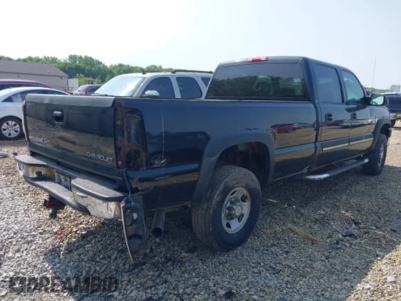✅ 2005 Chevrolet Silverado 2500HD LS • VIN: 1GCHK232X5F966561 • Lot: 42402828. Wystawiony na IAAI z przebiegiem 207 618 mil. Bezpłatny archiwum sprzedaży aukcyjnych z USA i szczegółowy raport historii pojazdu na DreamBid. Zdjęcie 4.