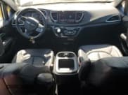 ✅ 2025 Chrysler Pacifica Hybrid Select • VIN: 2C4RC1S74SR564046 • Lot: 66683625. Wystawiony na Copart z przebiegiem 6 660 mil. Bezpłatny archiwum sprzedaży aukcyjnych z USA i szczegółowy raport historii pojazdu na DreamBid. Zdjęcie 8.