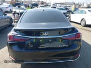 ✅ 2025 Lexus ES 300h • VIN: 58ADA1C15SU059425 • Lot: 43278722. Wystawiony na IAAI z przebiegiem 18 387 mil. Bezpłatny archiwum sprzedaży aukcyjnych z USA i szczegółowy raport historii pojazdu na DreamBid. Zdjęcie 16.