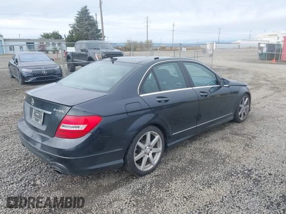 ✅ 2012 Mercedes-Benz C 300 Sport • VIN: WDDGF8BB5CA617148 • Lot: 43566452. Wystawiony na IAAI z przebiegiem 182 716 mil. Bezpłatny archiwum sprzedaży aukcyjnych z USA i szczegółowy raport historii pojazdu na DreamBid. Zdjęcie 4.
