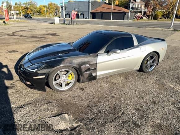 2007 Chevrolet Corvette z VIN 1G1YY26U475107303, wystawiony jako Copart lot #91563725 z przebiegiem Nie podano mil oraz Czysty tytuł • Clean title. Historia ofert i sprzedaży dostępna na DreamBid. Obrazek 2.