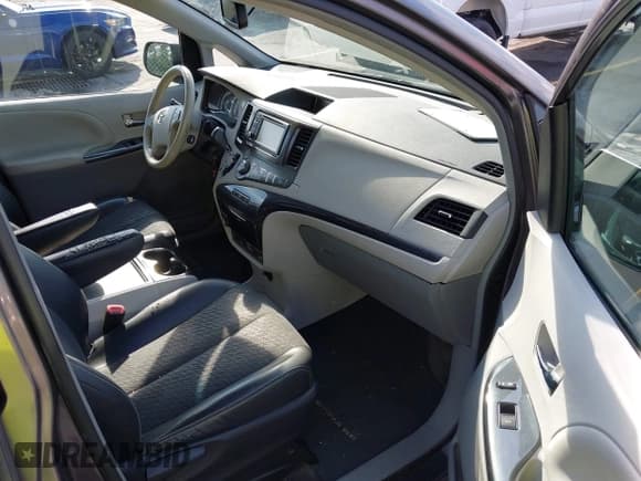 ✅ 2012 Toyota Sienna SE • VIN: 5TDXK3DCXCS258915 • Lot: 42884001. Listed on IAAI with 282,094 mi. Free auction sales archive from the USA and detailed vehicle history report at DreamBid. Image 5.