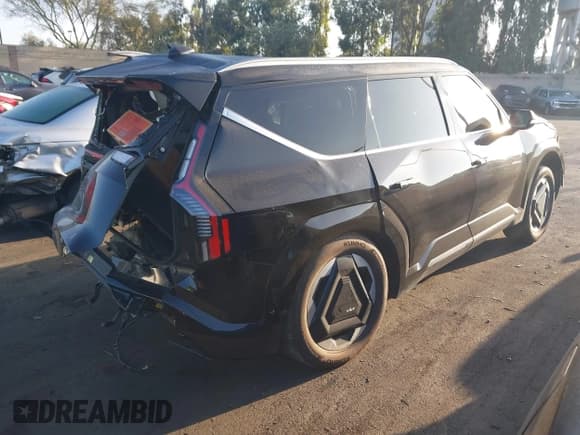 ✅ 2024 Kia EV9 Land • VIN: KNDADFS51R6038352 • Lot: 43322233. Wystawiony na IAAI z przebiegiem 7 659 mil. Bezpłatny archiwum sprzedaży aukcyjnych z USA i szczegółowy raport historii pojazdu na DreamBid. Zdjęcie 4.