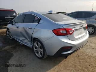 ✅ 2018 Chevrolet Cruze Premier • VIN: 1G1BF5SM7J7107553 • Lot: 43571453. Wystawiony na Copart z przebiegiem 94 227 mil. Bezpłatny archiwum sprzedaży aukcyjnych z USA i szczegółowy raport historii pojazdu na DreamBid. Zdjęcie 2.