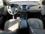 ✅ 2013 Hyundai Tucson GLS • VIN: KM8JU3AC5DU711755 • Lot: 70779094. Wystawiony na Copart z przebiegiem 147 575 mil mil. Skorzystaj z bezpłatnego archiwum sprzedaży aukcyjnych z USA i zobacz szczegółowy raport historii pojazdu na DreamBid. Zdjęcie 8.