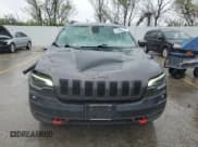 ✅ 2020 Jeep Cherokee Trailhawk • VIN: 1C4PJMBX1LD504003 • Lot: 51908375. Wystawiony na Copart z przebiegiem 164 805 mil. Bezpłatny archiwum sprzedaży aukcyjnych z USA i szczegółowy raport historii pojazdu na DreamBid. Zdjęcie 5.