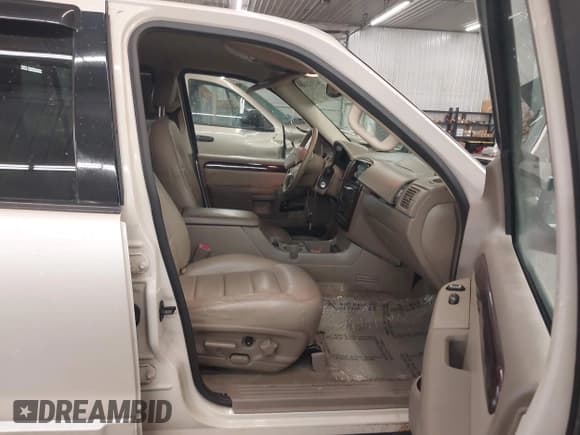 ✅ 2005 Ford Explorer Limited • VIN: 1FMDU75W05ZA24471 • Lot: 42312449. Wystawiony na IAAI z przebiegiem 151 392 mil. Bezpłatny archiwum sprzedaży aukcyjnych z USA i szczegółowy raport historii pojazdu na DreamBid. Zdjęcie 5.