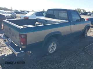 1993 Dodge Dakota S z VIN 1B7FL26X8PS234273, wystawiony jako IAAI lot #41874966 z przebiegiem 195 048 mil mil oraz . Historia ofert i sprzedaży dostępna na DreamBid. Obrazek 4.