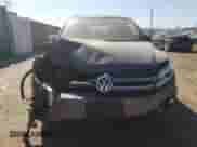 2013 Volkswagen Tiguan SE z VIN WVGAV7AX7DW018388, wystawiony jako Copart lot #56188045 z przebiegiem 98 066 mil mil oraz Szkoda całkowita • Salvage title. Historia ofert i sprzedaży dostępna na DreamBid. Obrazek 5.
