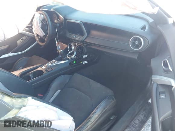 ✅ 2018 Chevrolet Camaro 2LT • VIN: 1G1FC1RS3J0100020 • Lot: 43542674. Wystawiony na IAAI z przebiegiem 89 998 mil. Bezpłatny archiwum sprzedaży aukcyjnych z USA i szczegółowy raport historii pojazdu na DreamBid. Zdjęcie 5.