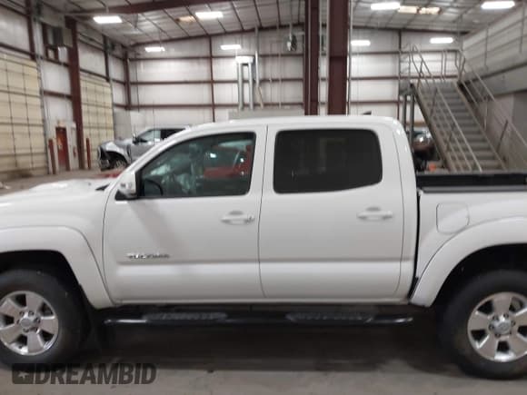 ✅ 2014 Toyota Tacoma • VIN: 3TMLU4EN5EM158285 • Lot: 42583384. Listed on IAAI with 11,353 mi. Free auction sales archive from the USA and detailed vehicle history report at DreamBid. Image 15.