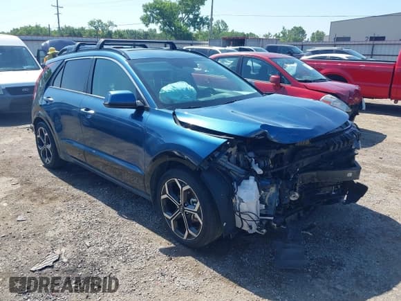 ✅ 2023 Kia Niro SX Touring • VIN: KNDCR3LF6P5055831 • Lot: 42544117. Wystawiony na IAAI z przebiegiem 57 889 mil. Bezpłatny archiwum sprzedaży aukcyjnych z USA i szczegółowy raport historii pojazdu na DreamBid. Zdjęcie 1.