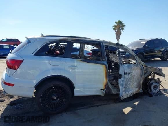 ✅ 2015 Audi Q7 Prestige • VIN: WA1WMAFE5FD003897 • Lot: 42685260. Listed on IAAI with Not provided. Free auction sales archive from the USA and detailed vehicle history report at DreamBid. Image 12.