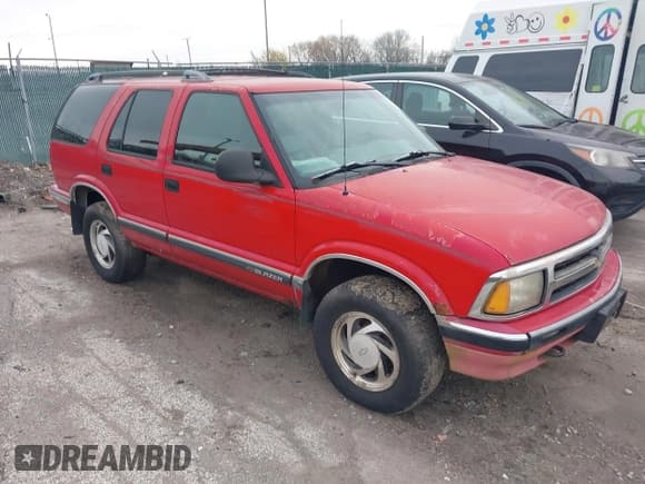 ✅ 1996 Chevrolet Blazer • VIN: 1GNDT13W0T2211682 • Lot: 40969476. Wystawiony na IAAI z przebiegiem 145 945 mil. Bezpłatny archiwum sprzedaży aukcyjnych z USA i szczegółowy raport historii pojazdu na DreamBid. Zdjęcie 1.