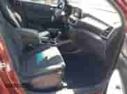 2019 Hyundai Tucson SEL z VIN KM8J33AL6KU980864, wystawiony jako IAAI lot #42551678 z przebiegiem 49 682 mil mil oraz . Historia ofert i sprzedaży dostępna na DreamBid. Obrazek 5.