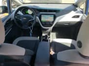 ✅ 2020 Chevrolet Bolt EV LT • VIN: 1G1FY6S05L4107926 • Lot: 68099054. Wystawiony na Copart z przebiegiem 27 927 mil. Bezpłatny archiwum sprzedaży aukcyjnych z USA i szczegółowy raport historii pojazdu na DreamBid. Zdjęcie 8.