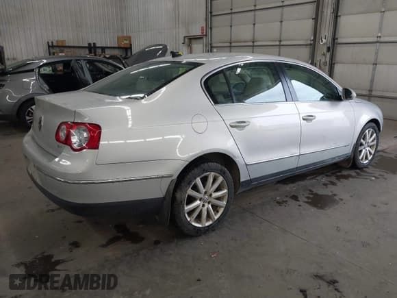 ✅ 2010 Volkswagen Passat Komfort • VIN: WVWJM7AN8AE102825 • Lot: 43478692. Listed on IAAI with 180,110 mi. Free auction sales archive from the USA and detailed vehicle history report at DreamBid. Image 4.